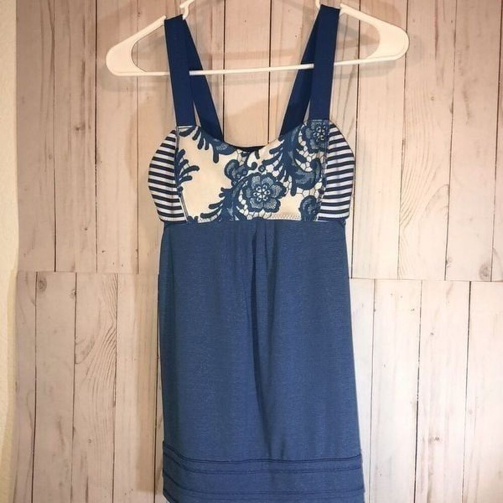 Lululemon workout top  size S stretchy material